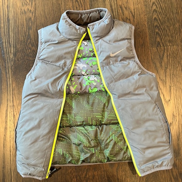 Nike boys puffer vest- reversible